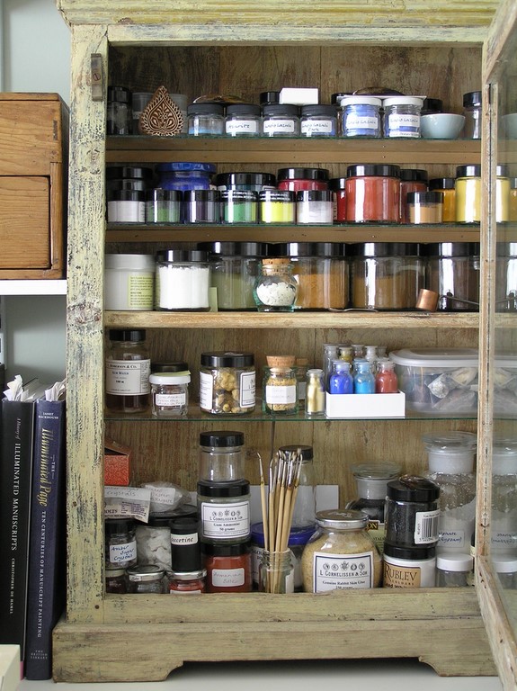 Helen white pigment cupboard
